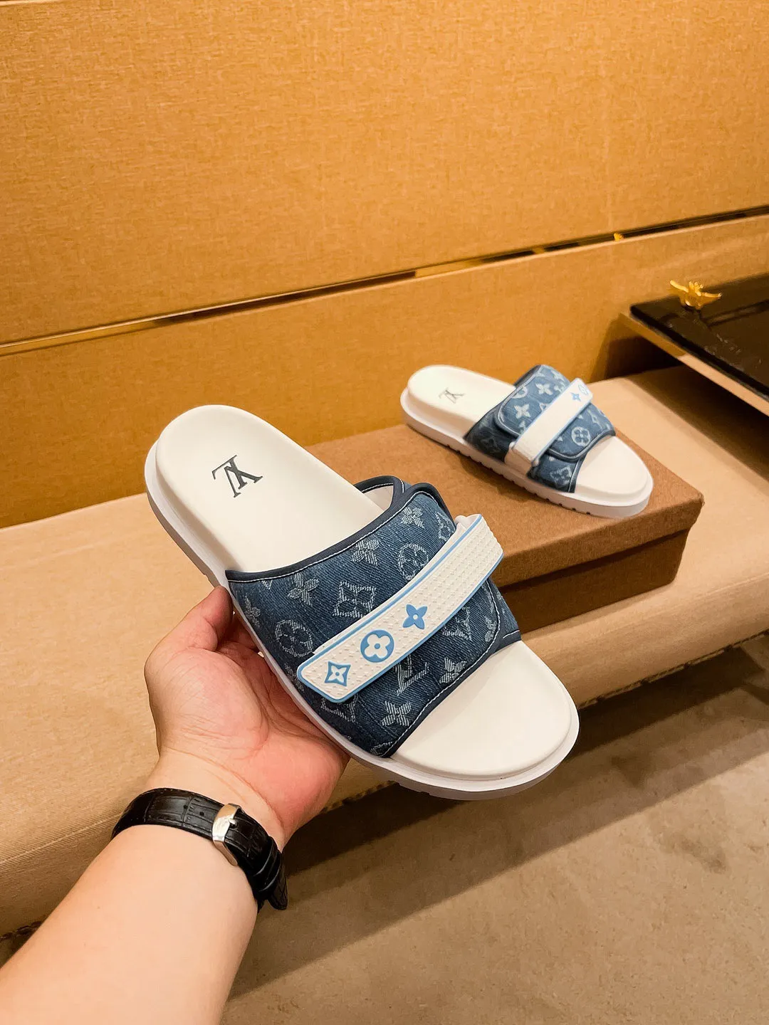 Men's men's shoes 💰 320💰 New model on the market 🔥[LV🔥 Louis Vuitton slippers] High-end 1:1 mold customization, original upgraded version of the outsole, lighter and non-slip. The top quality in the market, fashion focuses on trends, versatile and popular, simple yet tasteful, a must-have for fashionistas, exuding a fashionable and casual atmosphere, fashion is at your feet, full of confidence, the same style at the counter👍The season of spring and summer slippers is here, they are super beautiful to wear, 38-44 3⃣️colors available🔥